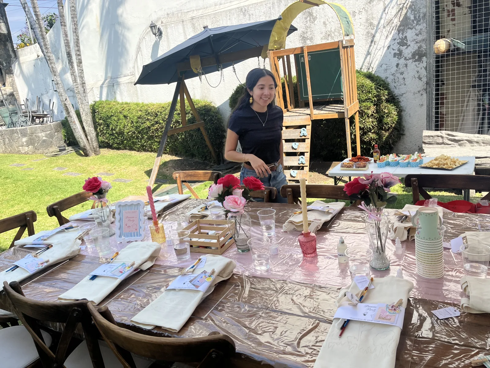 Mesa montada al aire libre con lugares listos para un evento privado de pintura